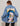 Application d’un transfert DTF textile sur un jean – personnalisation du denim avec couleurs vives et haute résistance.